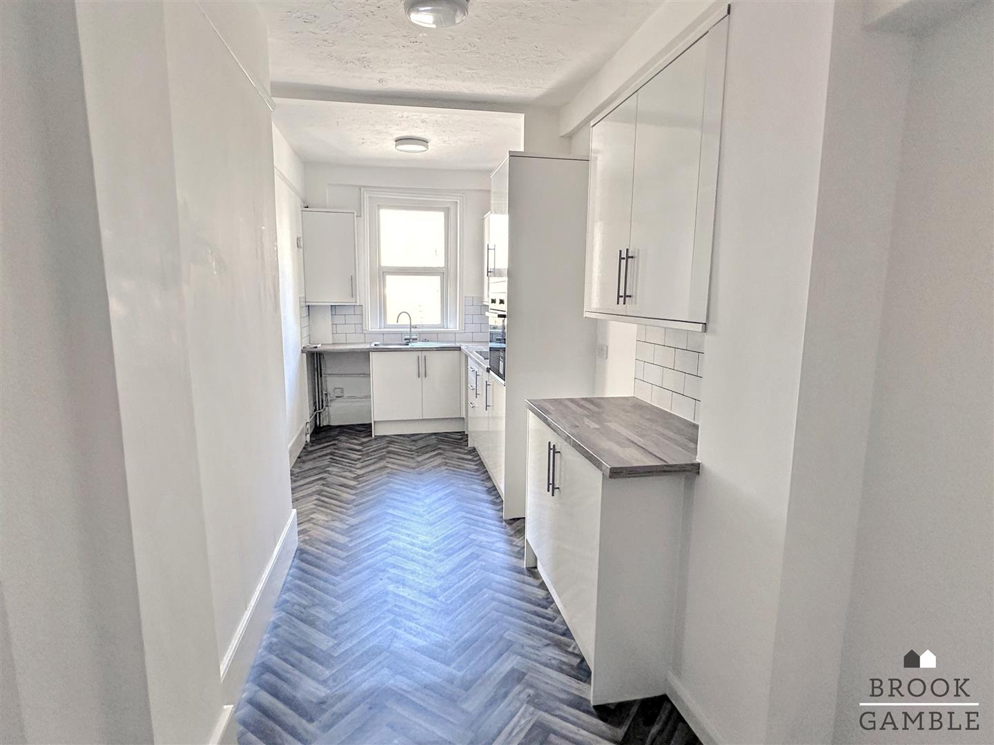 2 Bedroom Flat. Silverdale Road in Eastbourne,  10